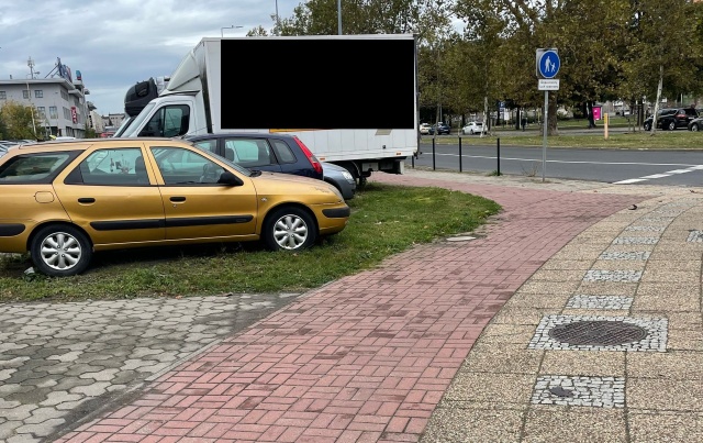 Auto na rogu Al. Bohaterów Warszawy i ul. Kordeckiego, fot. Słuchaczka, pani Irena 01.10.2024