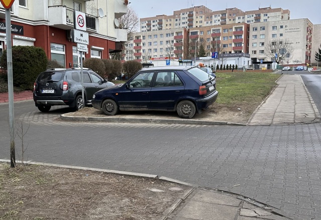 Auta przy ul. Łuczniczej, fot. Słuchaczka, pani Zofia 24.02.2025