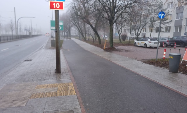 Wjazd na parking przy Przychodni Portowej, fot. Słuchaczka, pani Dorota 19.03.2025