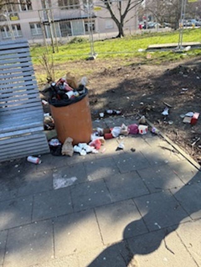 Śmieci na pl.Orła Białego - fot.Słuchacz 20.03.2025