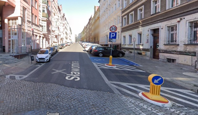 Parkowanie przy ul. Sławomira i Szarotki, fot. google.com 17.04.2025
