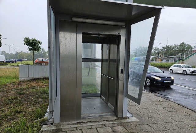 Winda na kładce przy ul. Hangarowej, fot. Sławomir Orlik 25.07.2025