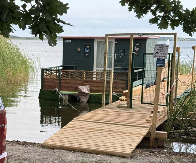 Zamknięty pomost przy J. Miedwie, fot. Słuchacz, pan Krzysztof 05.08.2025