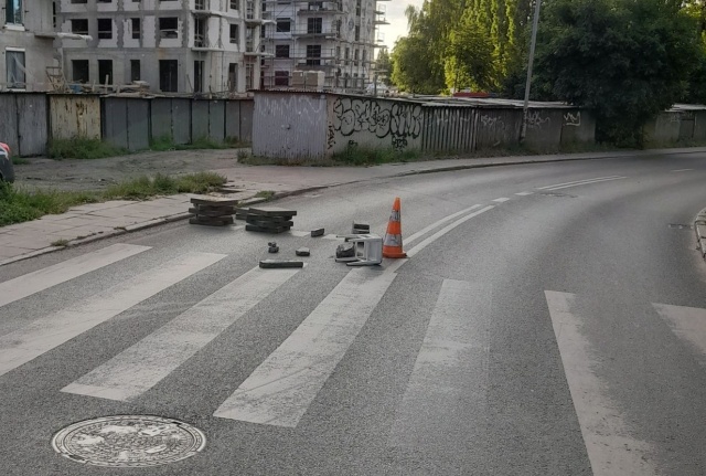Przeszkody na ul. Cyryla i Metodego, fot. Słuchacz, pan Przemysław 18.08.2025