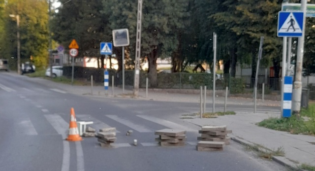 Przeszkody na ul. Cyryla i Metodego, fot. Słuchacz, pan Przemysław 18.08.2025
