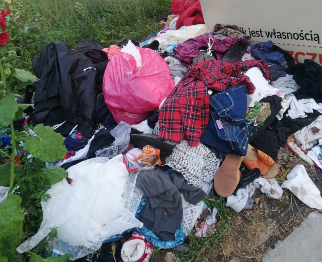 Podrzucone odpady telstylne przy ul. Romera, fot. Słuchaczka, pani Bożena 03.09.2025