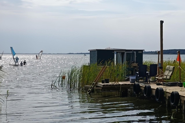 "Pływający dom" nad Miedwiem, fot. Krzysztof Żyto, Stowarzyszenie „Kobylanka Gminą dla swoich mieszkańców" 11.09.2025