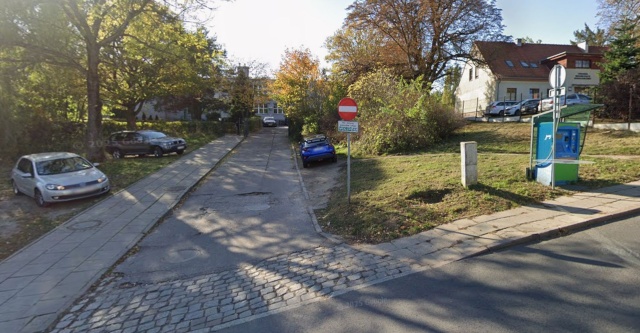 Parkowanie przy SP 14, fot. google.com 24.09.2025