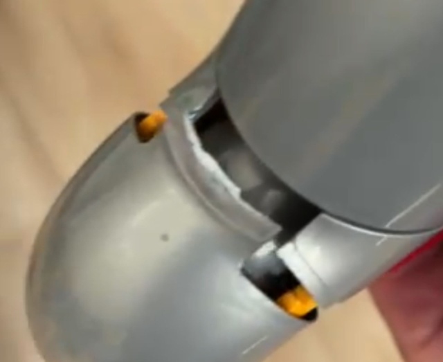 Złamany element odkrzurzacza, fot. Słuchacz 02.10.2025