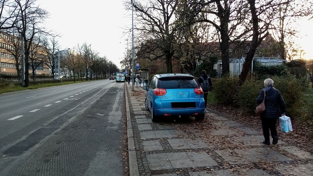 Nieprawidłowo zaparkowane auto - fot.Słuchacz 14.11.2025