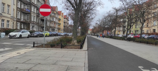 W alei Papieża Jana Pawła II pojawił się płotek, który zabezpiecza zieleńce przez psami 17.12.2025