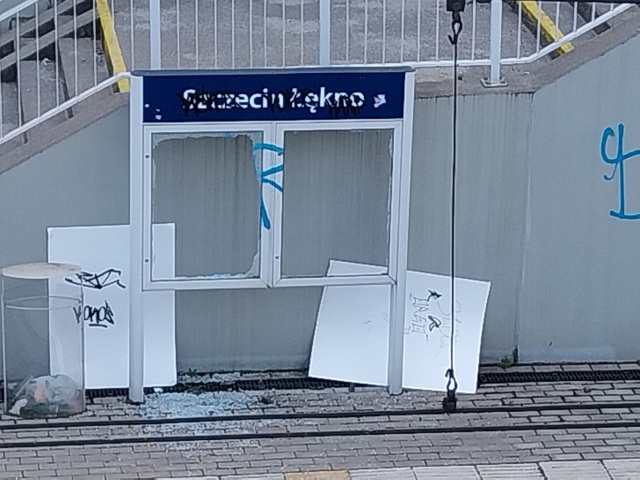 Dewastacja przystanku koejowego Szczecin - Łękno, fot. Słuchacz, pan Krzysztof 28.04.2026