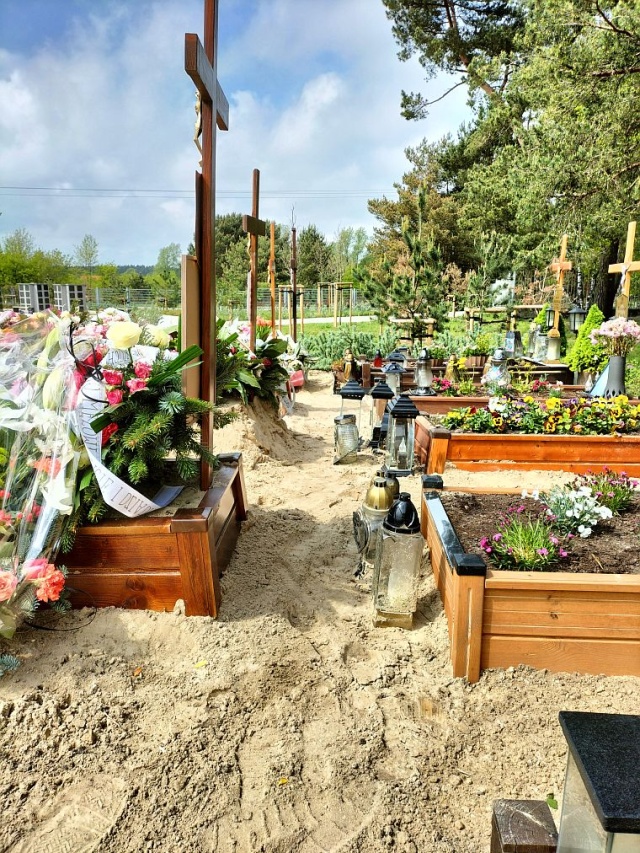 Niewielkie odstępy między grobami w Wielgowie- fot.Słuchacz 15.05.2026
