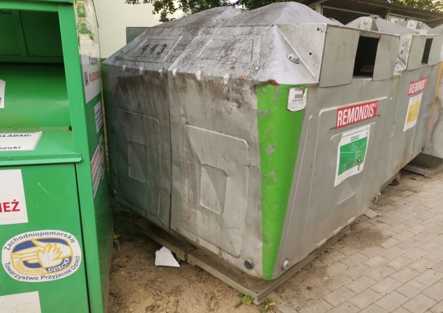 Kosze na śmieci przy ul. Świętoborzyców, fot. Słuchaczka, pani Anna 01.07.2026