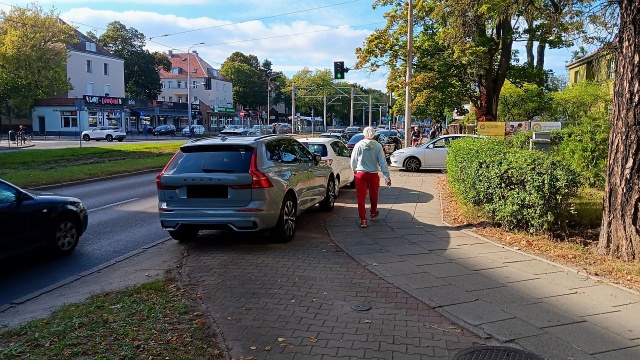 Auta nieprawidłowo parkujące przy kortach - fot.Słuchacz 18.09.2026