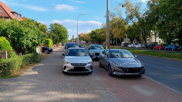 Auta nieprawidłowo parkujące przy kortach - fot.Słuchacz 18.09.2026