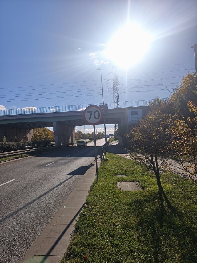 Znak ograniczający prędkość na ul.Południowej - fot.Słuchacz 27.10.2026
