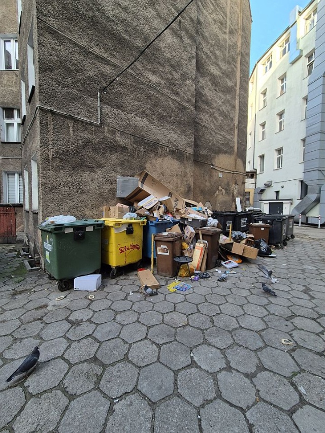 Smietnik wokół śmietników - ul.M.Cassino 37A - fot.Słuchacz 30.10.2026