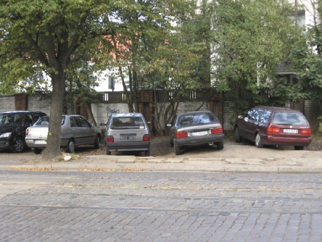 Dziki parking przy ul. Arkońskiej - fot. Słuchacz PRS 01 
