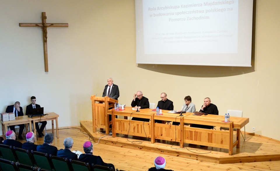 Sesja naukowa na temat działalności byłego ordynariusza diecezji szczecińsko-kamieńskiej abp. Kazimierza Majdańskiego. Fot. kleryk Daniel Rynkiewicz