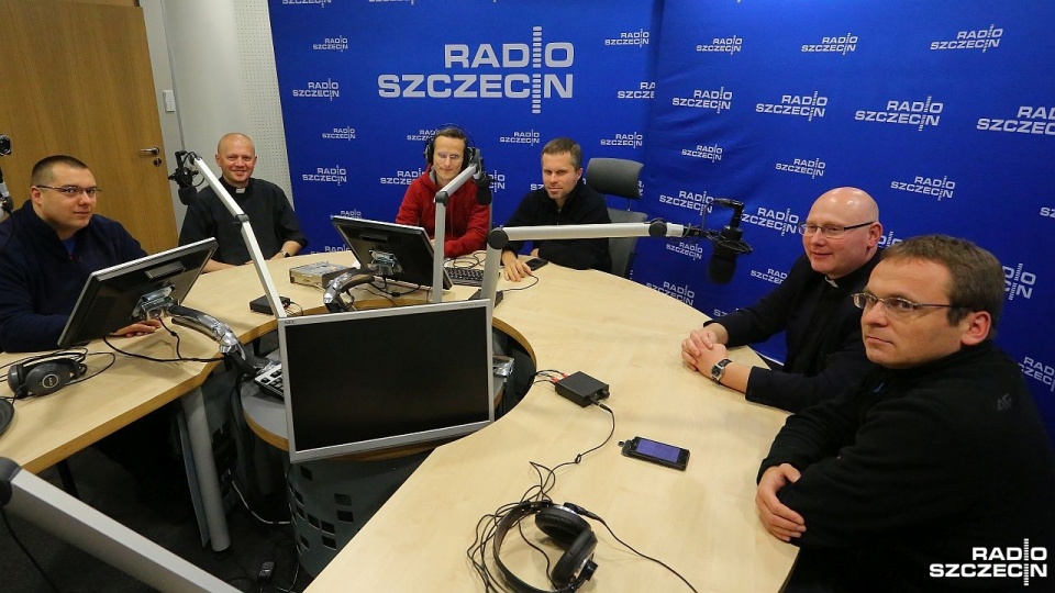 Wyjątkowe spotkanie w naszej audycji. Nie często zdarza się, żeby w jednym miejscu zebrać duszpasterzy akademickich Szczecina. Fot. Maciej Papke [Radio Szczecin]