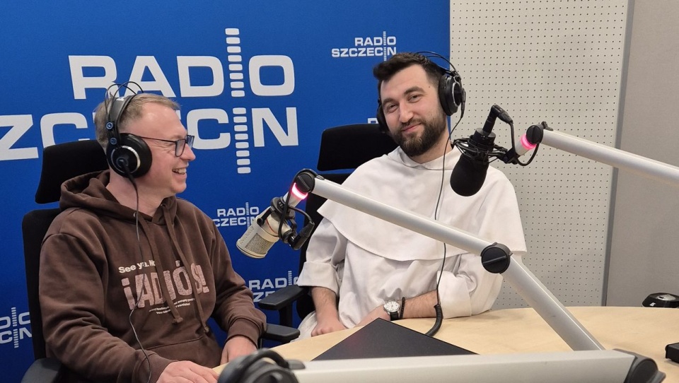 Ojciec Tomasz Mika i ojciec Paweł Buczek w Radiu Szczecin. Fot. Małgorzata Frymus
