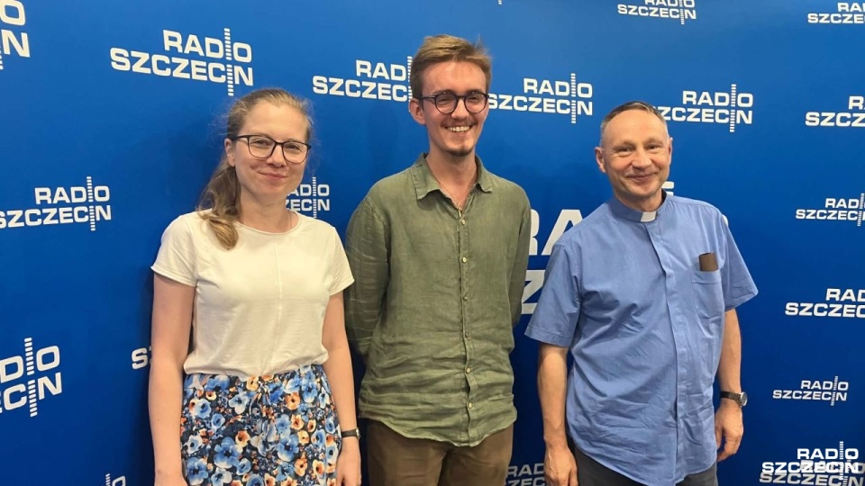 Od lewej (na zdj.) Katarzyna Lemek-Kuliś, Mateusz Zajdecki, ks. Cezary Korzec. Fot. Piotr Kołodziejski [Radio Szczecin]
