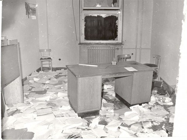 23 - Zniszczone biura Wydziału Paszportowego KW MO. Fot. AIPN [17.12.2011] 41 rocznica Grudnia 70 - W Szczecinie zginęło 16 osób, dziesiątki zostały ranne, setki - aresztowane
