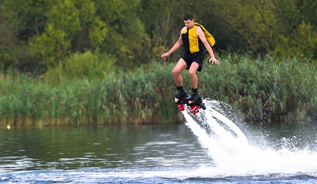 2014-08-08 - Pierwszy w Szczecinie pokaz flyboardingu odbył się w piątek na Dziewokliczu. Fot. Łukasz Szełemej [Radio Szczecin] Galeria Gościa: Rok 2014 w obiektywie fotoreportera Radia Szczecin Łukasza Szełemeja