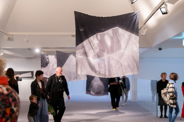 Wystawa „Posag” Dominiki Głowali w Galerii Poziom 4. Filharmonii w Szczecinie. Fot. Kamila Kozioł Nowy cykl wystawienniczy 78. sezonu Filharmonii w Szczecinie [ROZMOWA, ZDJĘCIA]