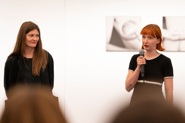 Katarzyna Szeszycka (od lewej) i Dominka Głowala witają gości wernisażu „Posag”. Fot. Kamila Kozioł Nowy cykl wystawienniczy 78. sezonu Filharmonii w Szczecinie [ROZMOWA, ZDJĘCIA]