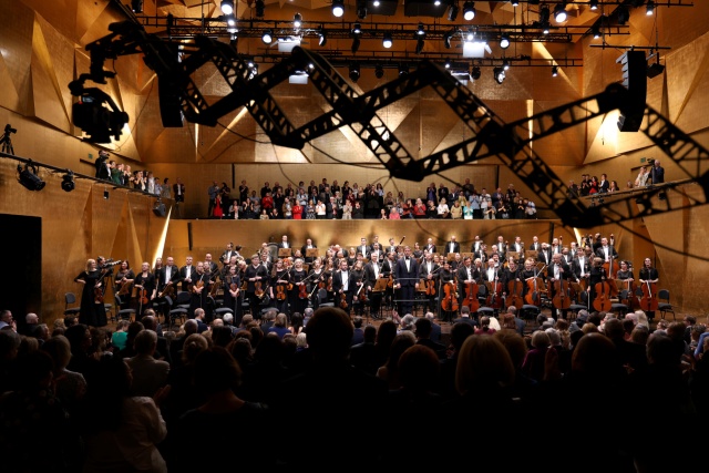 Orkiestra Symfoniczna Filharmonii im. Mieczysława Karłowicza w Szczecinie pod batutą Przemysława Neumanna przyjmuje owacyjne brawa publiczności. Fot. Cezary Aszkiełowicz Wirtuozowskie rozpoczęcie 78. sezonu artystycznego Filharmonii w Szczecinie [POSŁUCHAJ, ZDJĘCIA]