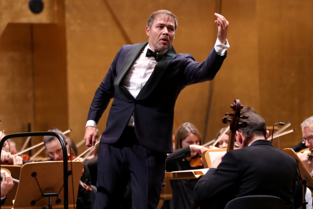 Przemysław Neumann – dyrygent. Fot. Cezary Aszkiełowicz Wirtuozowskie rozpoczęcie 78. sezonu artystycznego Filharmonii w Szczecinie [POSŁUCHAJ, ZDJĘCIA]
