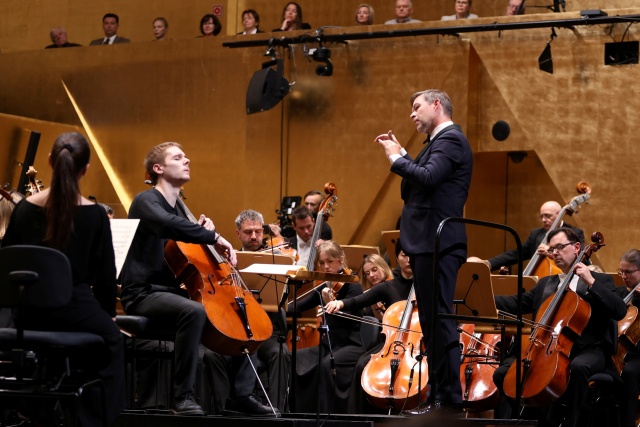Bruno Phillippe – wiolonczelista i Przemysław Neumann – dyrygent. Fot. Cezary Aszkiełowicz Wirtuozowskie rozpoczęcie 78. sezonu artystycznego Filharmonii w Szczecinie [POSŁUCHAJ, ZDJĘCIA]