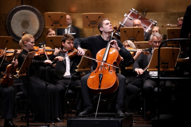 Bruno Phillippe – wiolonczelista gra z Orkiestrą Symfoniczną Filharmonii im. Mieczysława Karłowicza w Szczecinie pod batutą Przemysława Neumanna. Fot. Cezary Aszkiełowicz Wirtuozowskie rozpoczęcie 78. sezonu artystycznego Filharmonii w Szczecinie [POSŁUCHAJ, ZDJĘCIA]