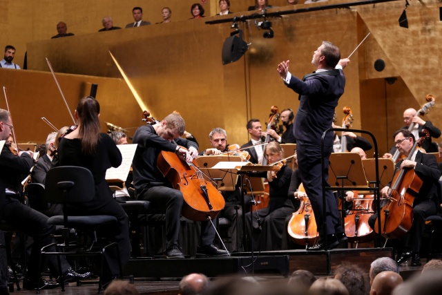 Przemysław Neumann – dyrygent i Bruno Philippe – wiolonczelista z Orkiestrą Symfoniczną Filharmonii im. Mieczysława Karłowicza w Szczecinie. Fot. Cezary Aszkiełowicz Wirtuozowskie rozpoczęcie 78. sezonu artystycznego Filharmonii w Szczecinie [POSŁUCHAJ, ZDJĘCIA]