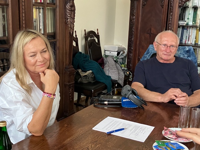 Aleksandra Radecka, autorka czekającej na wydanie biografii Jana Papugi oraz Rafał Bartłomiej Papuga, syn pisarza. Fot. Agata Rokicka [Radio Szczecin] Pamiątki po pisarzu, Janie Papudze trafiły do Książnicy Pomorskiej [POSŁUCHAJ]