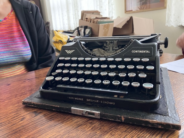 Maszyna do pisania Continental, na której pisali Jan Papuga i - gościnnie Franciszek Gil. Fot. Agata Rokicka [Radio Szczecin] Pamiątki po pisarzu, Janie Papudze trafiły do Książnicy Pomorskiej [POSŁUCHAJ]