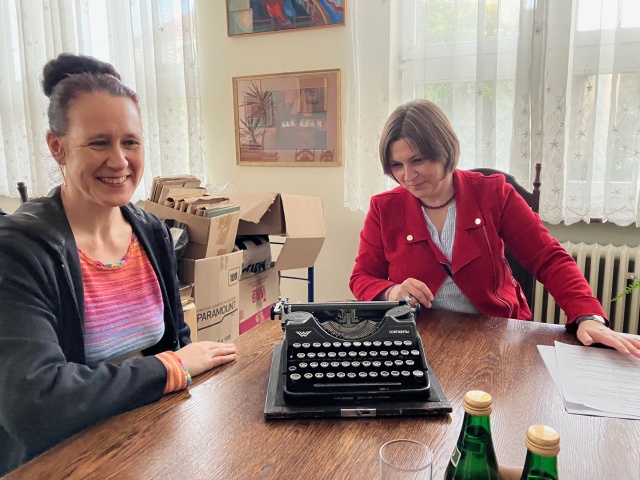 Od lewej: Aleksandra Skiba i Agata Michalska z Działu Zbiorów Specjalnych Książnicy Pomorskiej. Fot. Agata Rokicka [Radio Szczecin] Pamiątki po pisarzu, Janie Papudze trafiły do Książnicy Pomorskiej [POSŁUCHAJ]