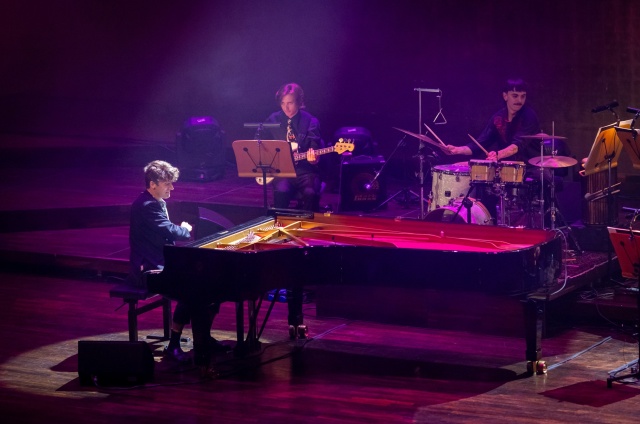 Marcin Masecki – pianista, kompozytor, aranżer, dyrygent. Fot. Sebastian Wołosz Marcin Masecki | „To jest muzyka, która czekała we mnie, żeby zostać opowiedzianą...” [ROZMOWA z ARTYSTĄ, ZDJĘCIA]