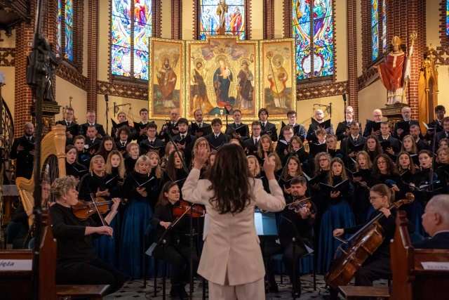 Chór Politechniki Morskiej w Szczecinie pod dyrekcją Sylwii Fabiańczyk-Makuch. Fot. Diana Marczewska Michał Ziółkowski dedykuje dzieło Chórowi Politechniki Morskiej. Prapremiera w Szczecinie [ROZMOWA z KOMPOZYTOREM, ZDJĘCIA]