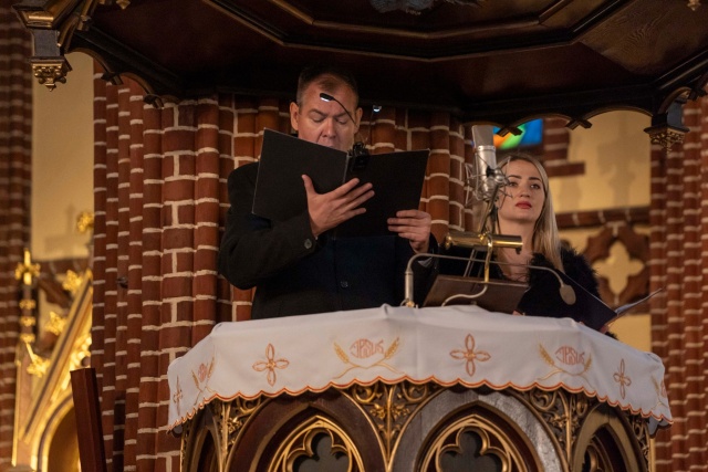 Janusz Lewandowski – baryton (od lewej), Yana Hudzovska – sopranistka. Fot. Diana Marczewska Michał Ziółkowski dedykuje dzieło Chórowi Politechniki Morskiej. Prapremiera w Szczecinie [ROZMOWA z KOMPOZYTOREM, ZDJĘCIA]