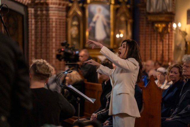 Sylwia Fabiańczyk-Makuch – dyrygentka. Fot. Diana Marczewska Michał Ziółkowski dedykuje dzieło Chórowi Politechniki Morskiej. Prapremiera w Szczecinie [ROZMOWA z KOMPOZYTOREM, ZDJĘCIA]