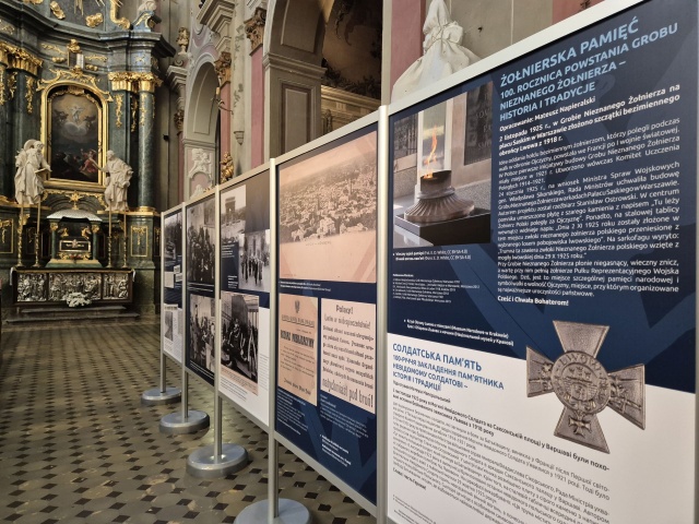 Wystawa "Żołnierska pamięć" przygotowana przez Konsulat Generalny RP we Lwowie w opracowaniu Mateusza Napieralskiego. Katedra Lwowska, 31.10.2025. Fot. Dorota Zamolska [Radio Szczecin] Pamięci Bezimiennego Bohatera z Cmentarza Orląt Lwowskich [POSŁUCHAJ, ZDJĘCIA]