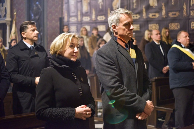 Konsul Generalny RP we Lwowie – Pan Marek Radziwon i Konsul RP – Pani Dorota Dmuchowska z Konsulatu Generalnego RP we Lwowie. Fot. Konsulat Generalny RP we Lwowie Pamięci Bezimiennego Bohatera z Cmentarza Orląt Lwowskich [POSŁUCHAJ, ZDJĘCIA]