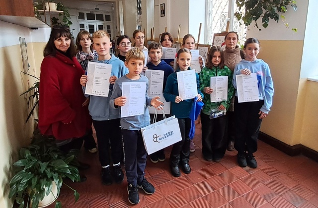 Uczniowie Liceum nr 10 im. św. Marii Magdaleny we Lwowie laureatami konkursu plastycznego z nagrodami ufundowanymi przez Polskie Radio Szczecin SA. Fot. Liceum nr 10 im. św. Marii Magdaleny we Lwowie Pamięci Bezimiennego Bohatera z Cmentarza Orląt Lwowskich [POSŁUCHAJ, ZDJĘCIA]