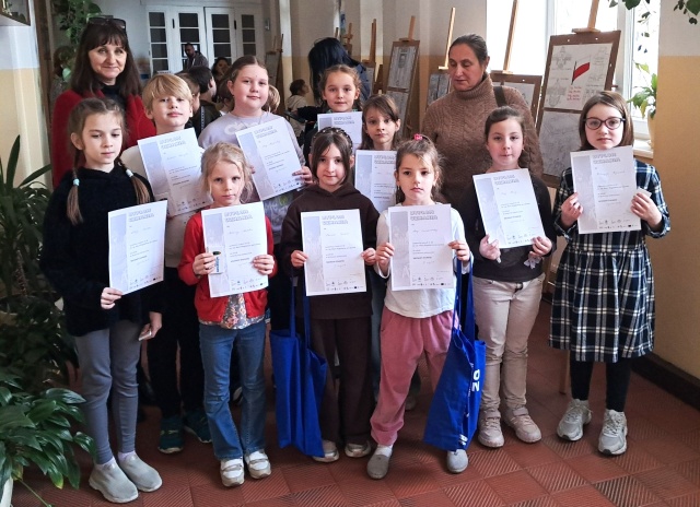 Uczniowie Liceum nr 10 im. św. Marii Magdaleny we Lwowie laureatami konkursu plastycznego z nagrodami ufundowanymi przez Polskie Radio Szczecin SA. Fot. Liceum nr 10 im. św. Marii Magdaleny we Lwowie Pamięci Bezimiennego Bohatera z Cmentarza Orląt Lwowskich [POSŁUCHAJ, ZDJĘCIA]