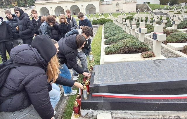 Uczniowie Liceum nr 10 im. św. Marii Magdaleny we Lwowie uczestniczą w lekcjach historii prowadzonych na Cmentarzu Orląt Lwowskich przez nauczycielki szkoły i Pana Janusza Balickiego – prezesa Polskiego Towarzystwa Opieki nad Grobami Wojskowymi we Lwowie. Fot. Liceum nr 10 im. św. Marii Magdaleny we Lwowie Pamięci Bezimiennego Bohatera z Cmentarza Orląt Lwowskich [POSŁUCHAJ, ZDJĘCIA]