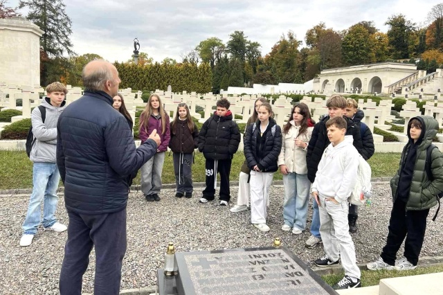 Uczniowie Liceum nr 10 im. św. Marii Magdaleny we Lwowie uczestniczą w lekcjach historii prowadzonych na Cmentarzu Orląt Lwowskich przez nauczycielki szkoły i Pana Janusza Balickiego – prezesa Polskiego Towarzystwa Opieki nad Grobami Wojskowymi we Lwowie. Fot. Liceum nr 10 im. św. Marii Magdaleny we Lwowie Pamięci Bezimiennego Bohatera z Cmentarza Orląt Lwowskich [POSŁUCHAJ, ZDJĘCIA]