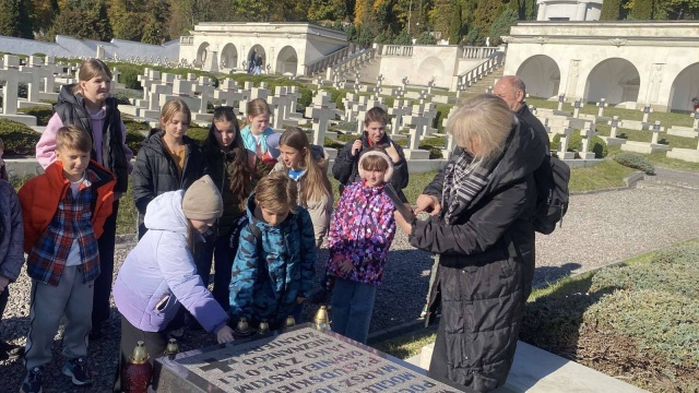 Uczniowie Liceum nr 10 im. św. Marii Magdaleny we Lwowie uczestniczą w lekcjach historii prowadzonych na Cmentarzu Orląt Lwowskich przez nauczycielki szkoły i Pana Janusza Balickiego – prezesa Polskiego Towarzystwa Opieki nad Grobami Wojskowymi we Lwowie. Fot. Liceum nr 10 im. św. Marii Magdaleny we Lwowie Pamięci Bezimiennego Bohatera z Cmentarza Orląt Lwowskich [POSŁUCHAJ, ZDJĘCIA]